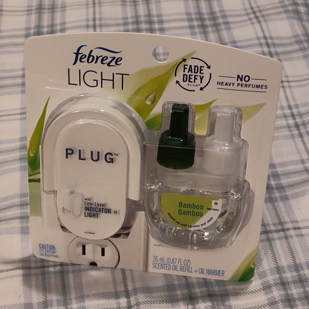 NEW! Febreze Light Plug-In Air Freshener (Bamboo)